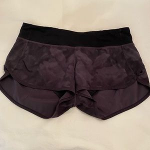 Black camo size 6 lululemon shorts
